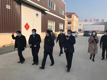 高新區(qū)黨工委書記郭保存、黨組成員楊紹青、馬嶺崗鎮(zhèn)書記李洋來公司監(jiān)督防疫物資生產(chǎn)